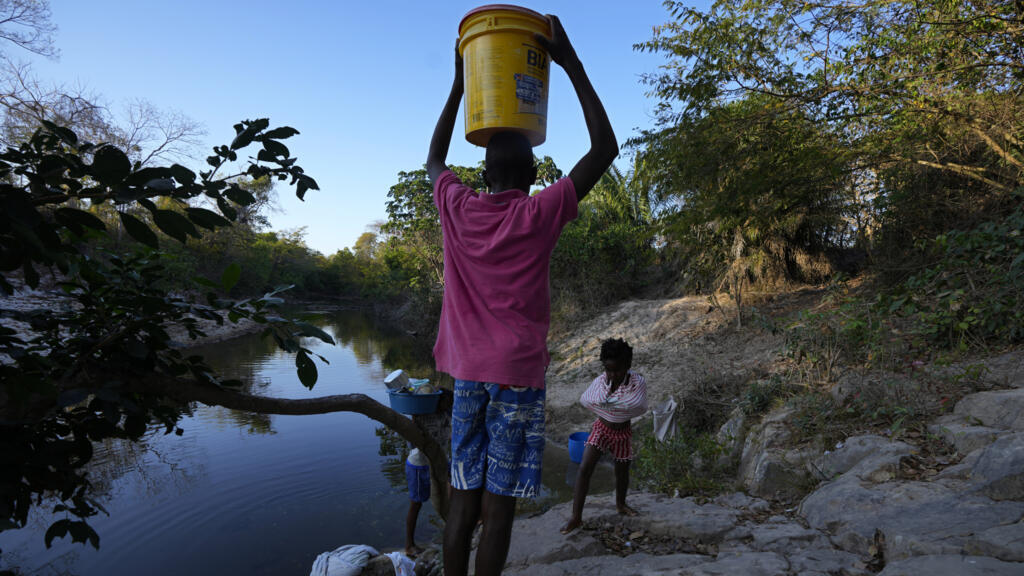 Les quilombolas sont des descendants des esclaves qui se sont échappés et formé des communautés rurales autonomes et en phase avec la nature. Ici, des membres portent de l'eau du Rio Branco, près de Cavalcante, le 15 août 2022.