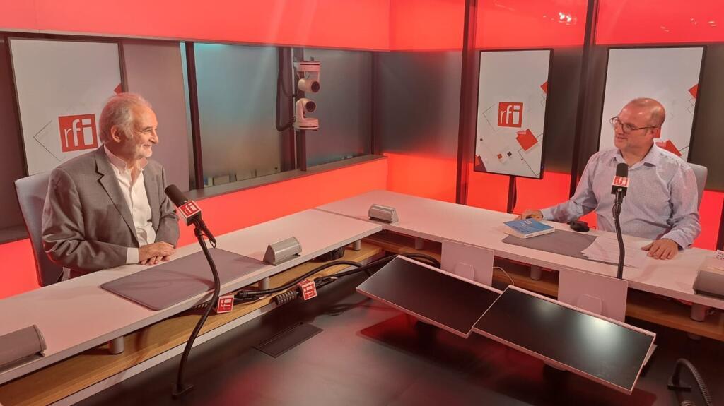 Jacques Attali et Bruno Faure en studio à RFI.
