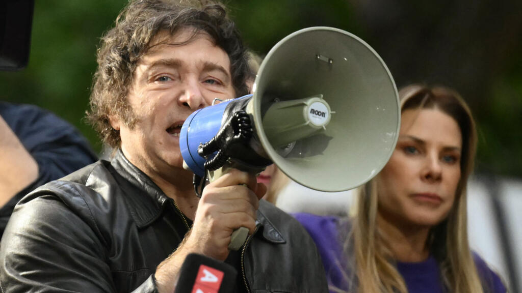 Le président argentin Javier Milei s'adresse à ses partisans lors d'un rassemblement électoral en prévision des prochaines élections législatives à Tres de Febrero, province de Buenos Aires, le 17 octobre 2025.