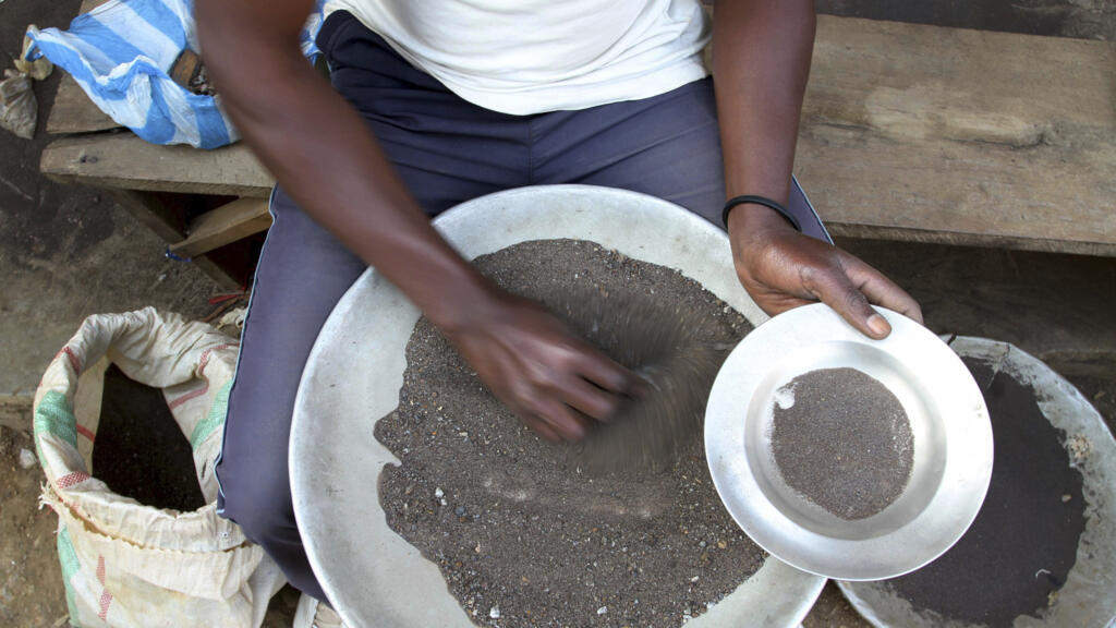 Dans cette photo d'archive du 16 août 2012, un mineur congolais passe au crible des roches pour séparer la cassitérite, le principal minerai qui est transformé en étain, dans la ville de Nyabibwe, dans l'est du Congo, un avant-poste autrefois animé par l'exploitation minière artisanale de la cassitérite. Un nouveau rapport publié lundi 24 octobre 2016 montre que des groupes armés violents exercent toujours un contrôle sur les mineurs de la République démocratique du Congo, malgré des années d'efforts de la part de réformateurs locaux, d'activistes occidentaux et d'entreprises multinationales comme Apple et Intel qui utilisent des minéraux de la région dans leurs produits.