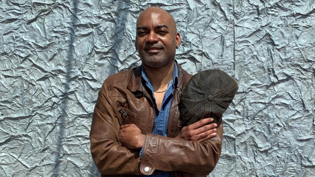 Georges Granville fait une pause et prend la pause.