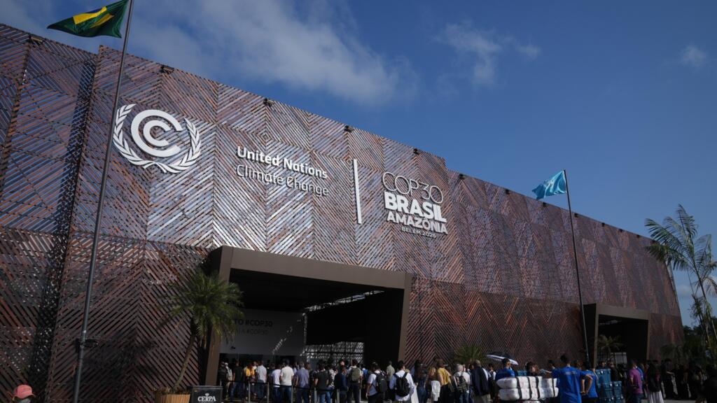 Les participants font la queue pour entrer au sommet COP30 des Nations Unies sur le climat, lundi 10 novembre 2025, à Belém, au Brésil.