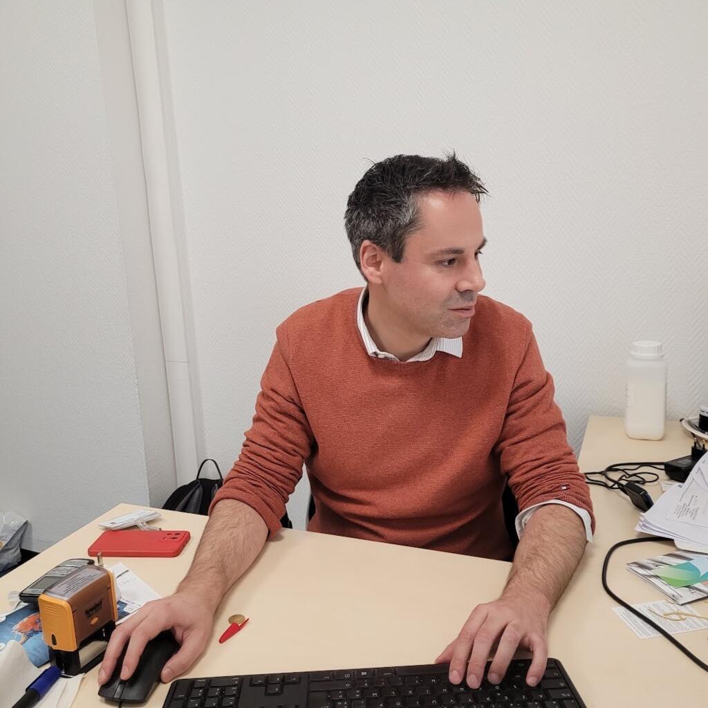 O farmacêutico francês Maxime Annereau, que transforma remédios em impressão 3D para facilitar o tratamento das crianças com câncer