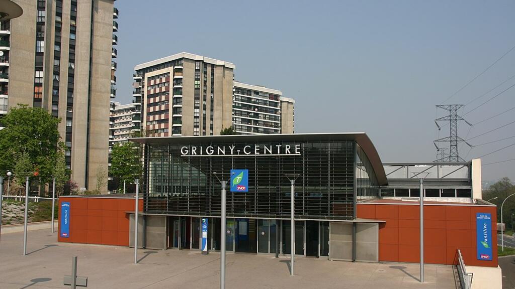 La ville de Grigny dans le département de l'Essonne en région parisienne. Au premier plan, la Gare RER de Grigny-Centre.