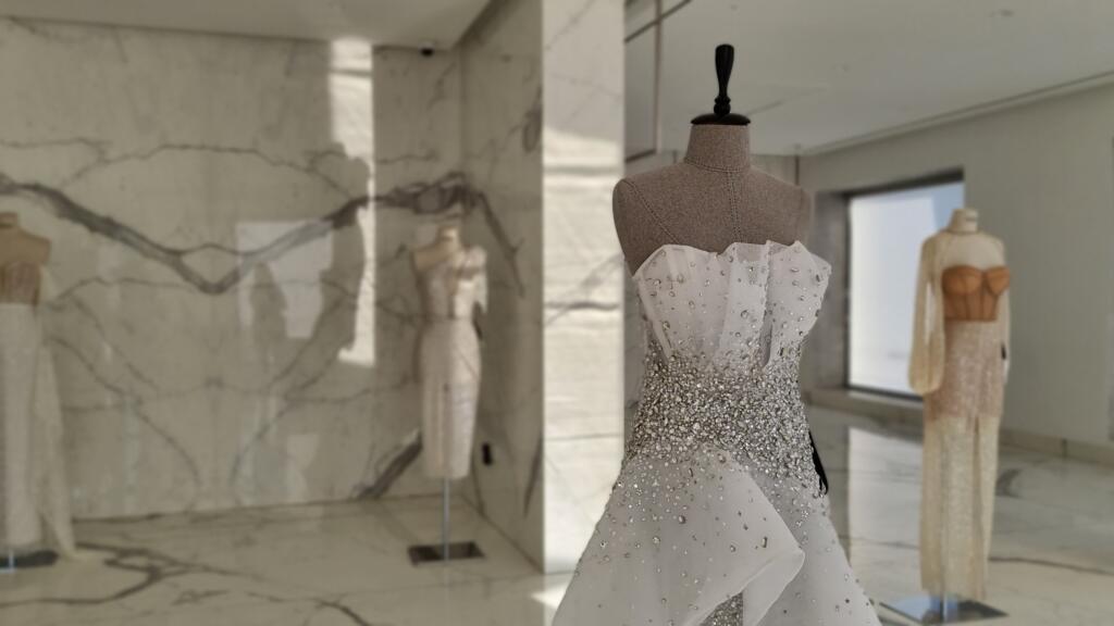 Des robes de mariées disposées dans le show-room de Fatma Bouchiba, styliste et fondatrice de la maison de couture éponyme