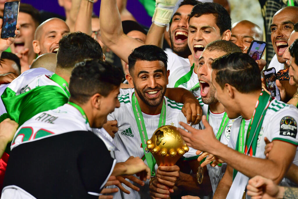 Riyad Mahrez et ses coéquipiers algériens célèbrent leur titre à la CAN 2019.