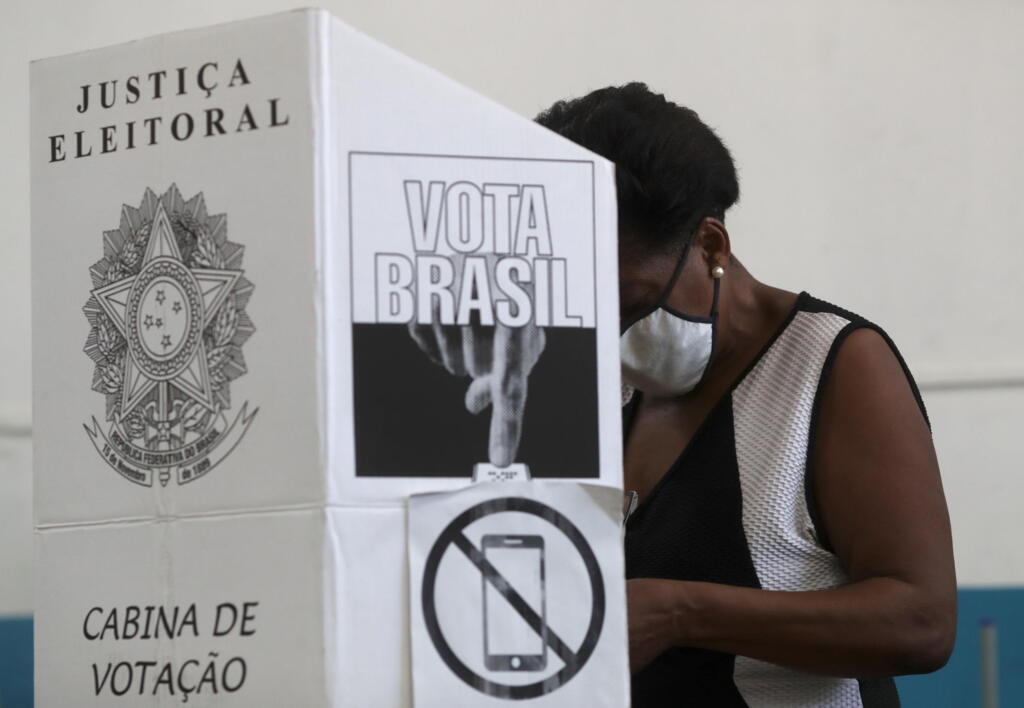 Os brasileiros foram às urnas neste domingo (15) para eleger prefeitos e vereadores, no primeiro turno de eleições municipais que transcorreram com calma apesar da pandemia.