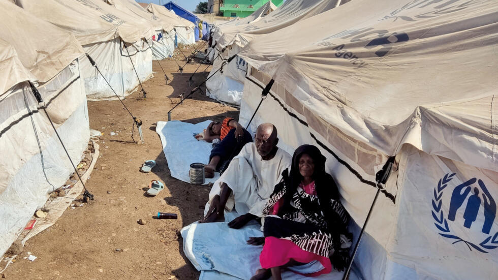 Raia wa Sudan waliokimbia ghasia zinazozidi kuongezeka katika jimbo la al-Jazirah wamepumzika kwenye kambi ya watu waliokimbia makazi yao katika mji wa mashariki wa Gedaref, Novemba 23, 2024.