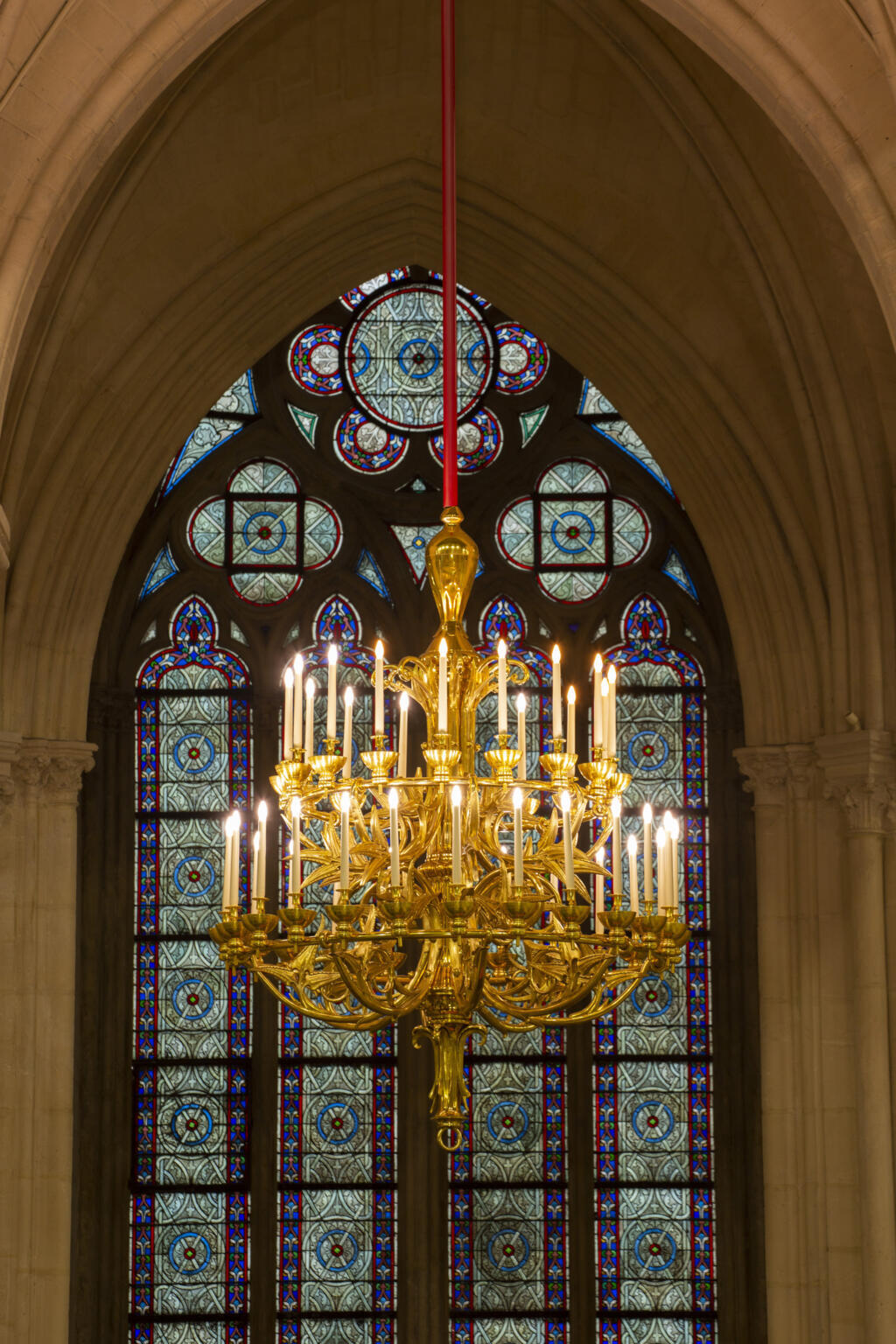 Lustre restauré à Notre-Dame de Paris.