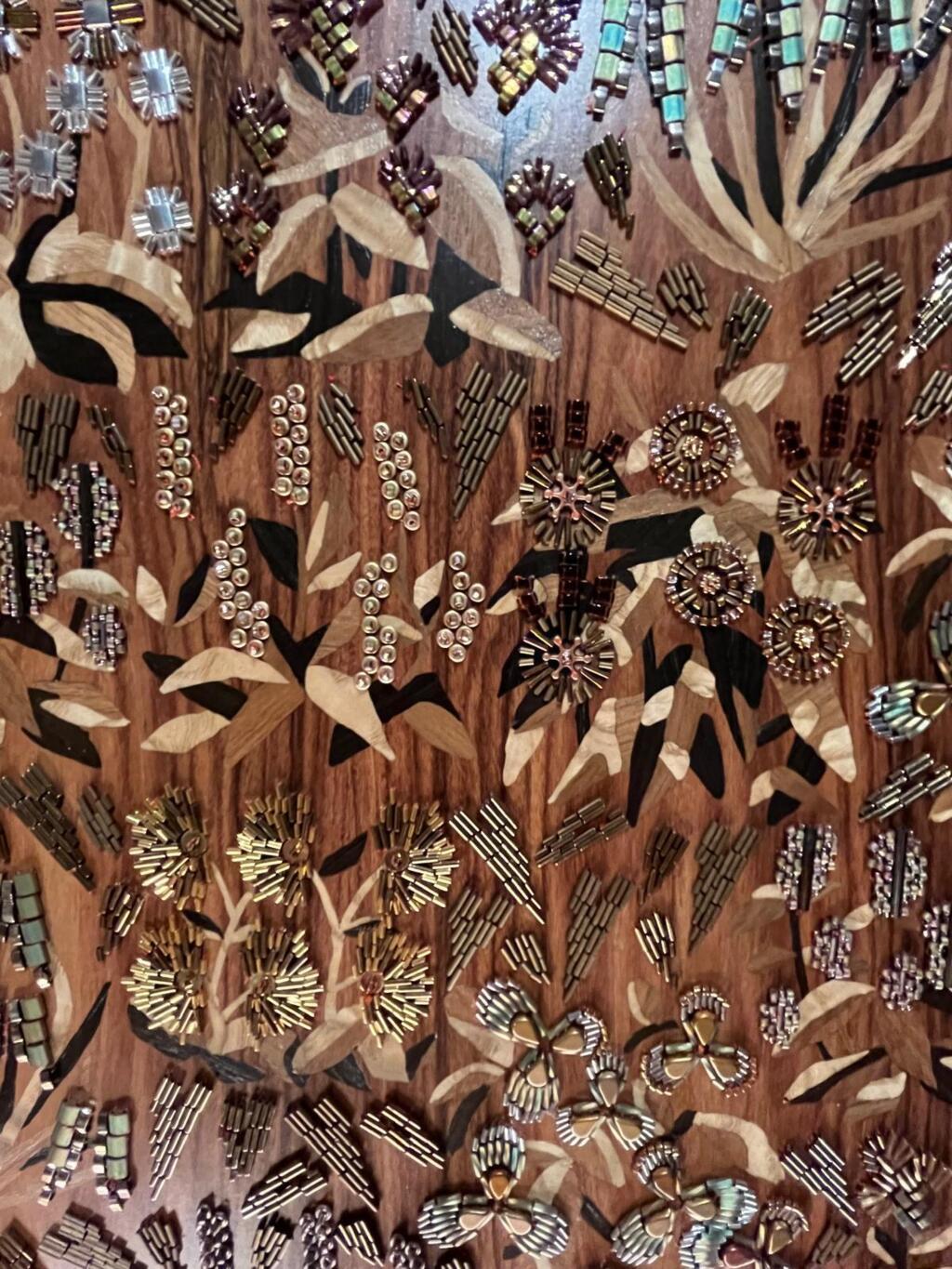 Détail de broderie sur bois du paravent «Mille fleurs».