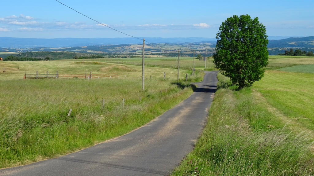 Quelque part entre la Haute-Loire et le Puy-de-Dôme. En France, on parle de diagonale de vide pour exprimer les terres rurales et moins peuplées des Ardennes aux Pyrénées.