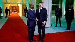 Le président français Emmanuel Macron aux côtés de son homologue gabonais Ali Bongo lors de son arrivée à Libreville le 1er mars 2023.