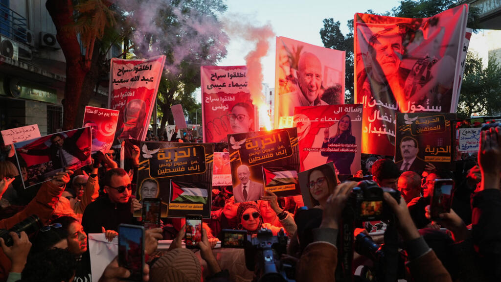 À Tunis, plusieurs centaines de personnes manifestent sous le slogan «L'opposition n'est pas un crime»