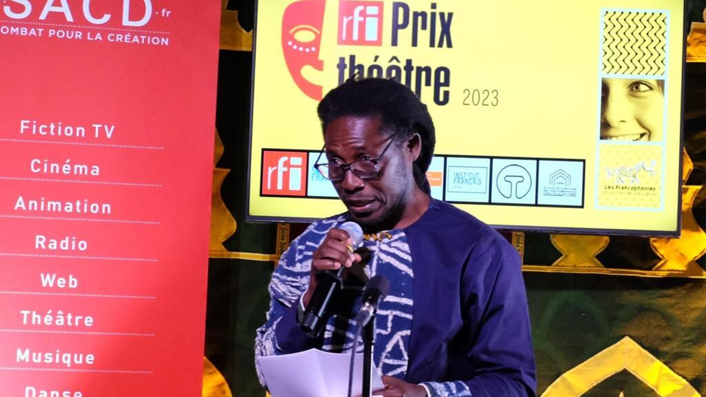 L’auteur camerounais Éric Delphin Kwégoué lors de la remise du prix Théâtre RFI 2023 au Festival des Francophonies à Limoges.
