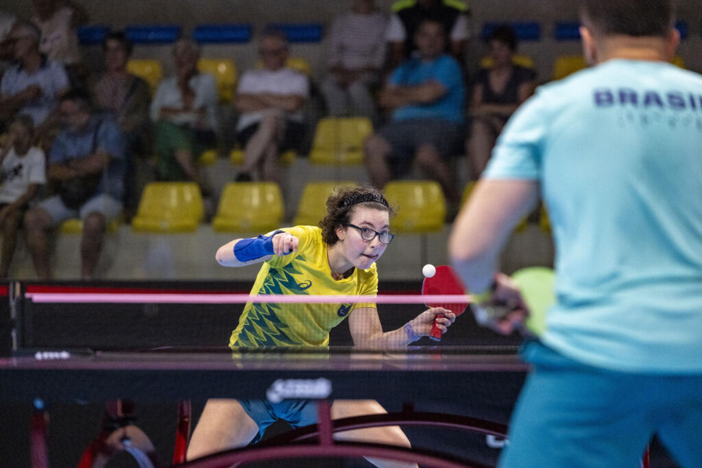 Sophia Kelmer, do tênis de mesa. Com 16 anos, ela é a atleta mulher mais jovem da delegação paralímpica brasileira em Paris.