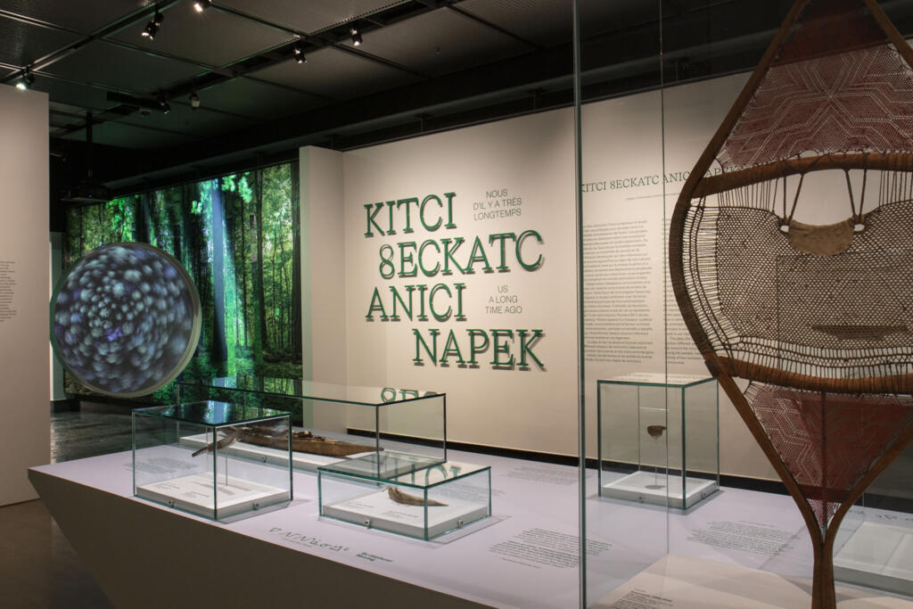 Le génie autochtone s’exprime à travers une centaine d’objets du quotidien ici exposés et issus des collections autochtones du musée McCord Stewart.