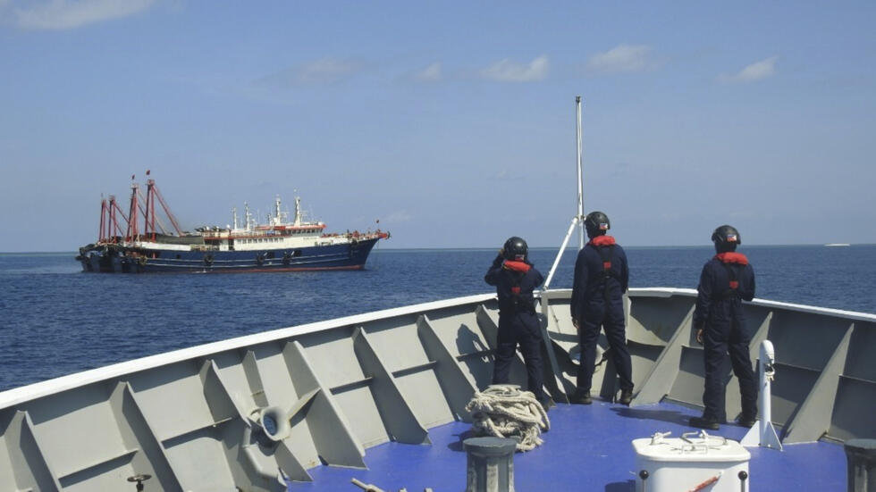 Ảnh lưu trữ ngày 27/04/2021 do lực lượng tuần duyên Philippines cung cấp cho thấy tàu hải cảnh của Philippines và Trung Quốc trong khu vực gần bãi cạn Sa Bin, ở Biển Đông.