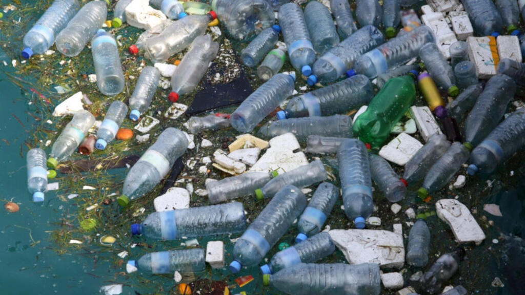 Un amas de déchets plastiques dans l'océan Indien. (Image d'illustration).