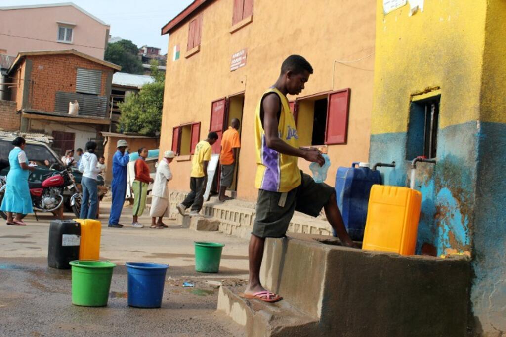 Un homme remplit ses jerricanes d'eau à Antananrivo. Les coupures d'eau potabe sont devenues régulières ces derniers temps.