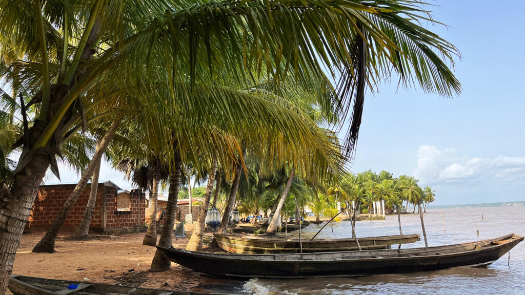 Sur les rives du Lac Ahémé, dans le village de pêcheurs de Sèhomi.