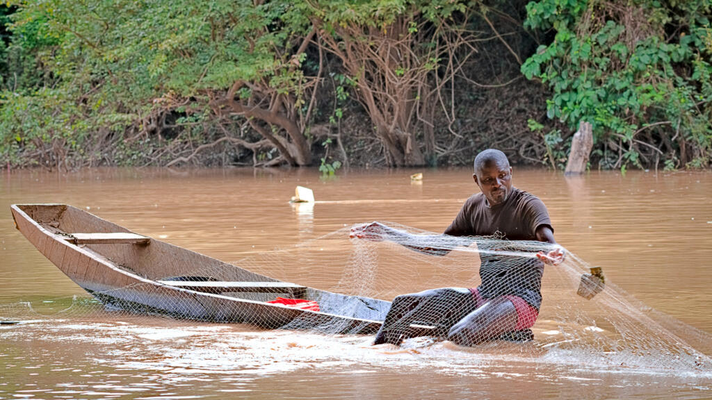 Un pêcheur relève ses filets installés sur la rivière N'Zi, près du village de Ahua, dans la région de Dimbokro.