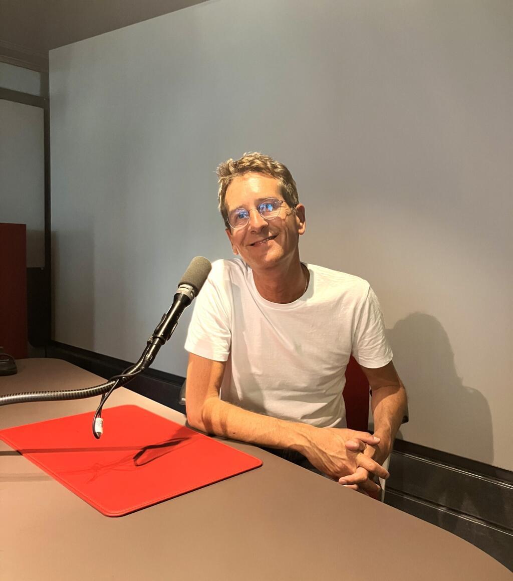 L'écrivain Arnaud Cathrine en studio à RFI (juin 2025)