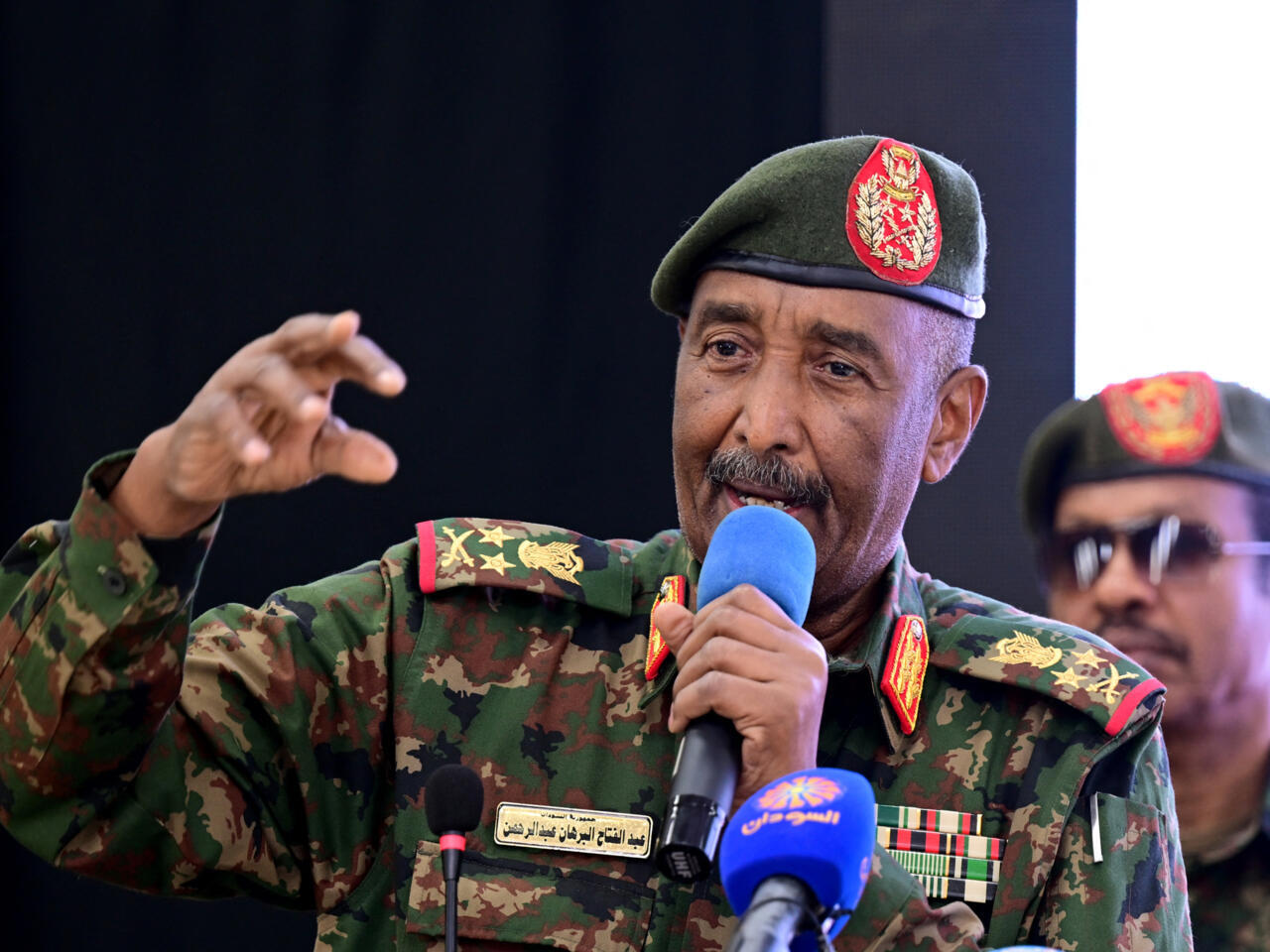 Semiz qoshni yashirin kameraga egiladi Jinsiy pozitsiyalar