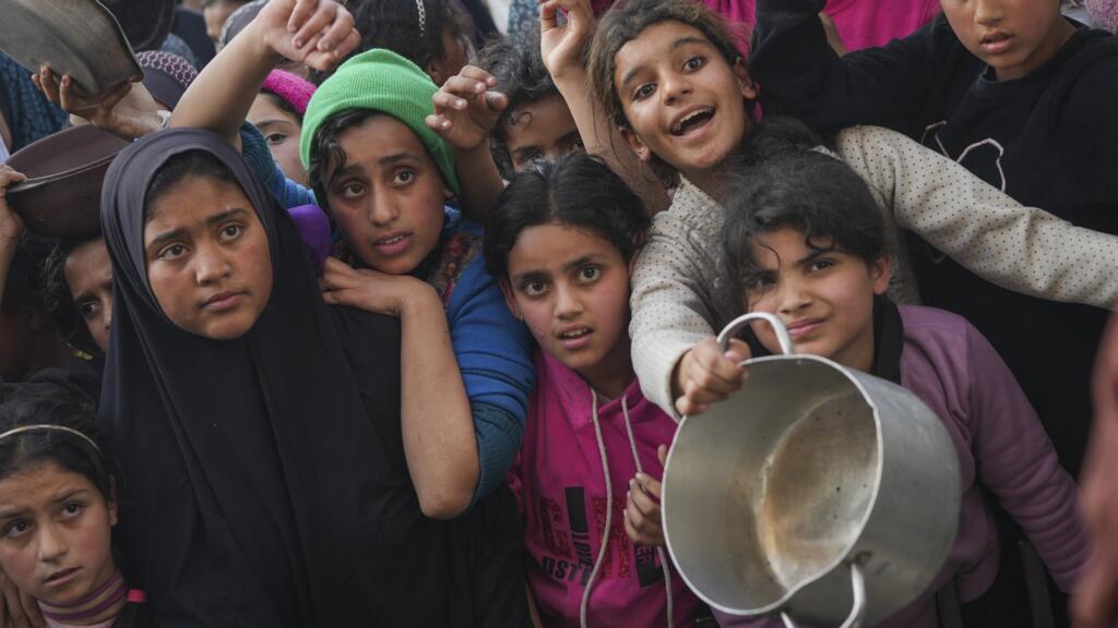 تصویری از کودکان فلسطینی در انتظار دریافت غذا در شمال نوار غزه