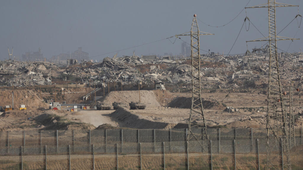 Des véhicules militaires opèrent à l'intérieur de Gaza, vus du côté israélien de la frontière entre Israël et Gaza, le 19 mai 2025.