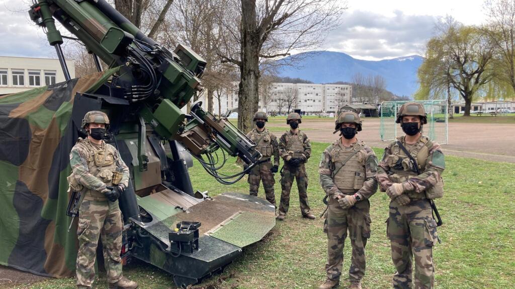 Soldats du 93e régiment d’artillerie de montagne de Varces servant leur canon Caesar de 155mm.
