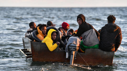 Des migrants d'Afrique subsaharienne sont assis dans un bateau de fortune vers l'Italie, en mer Méditerranée au large de Sfax (Tunisie). (Image d'illustration)