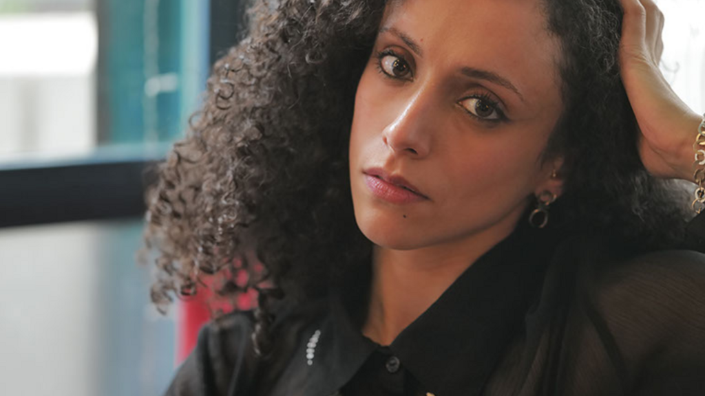 Monia Aljali est romancière. L'Extase, son premier roman est paru en 2024, aux éditions du Seuil.