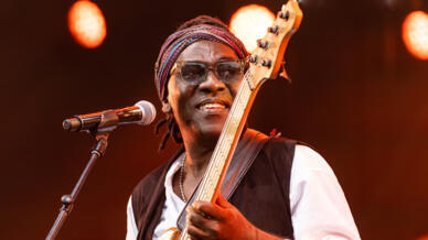Le bassiste Richard Bona sur la scène du Théâtre antique de Vienne, le 2 juillet 2021.