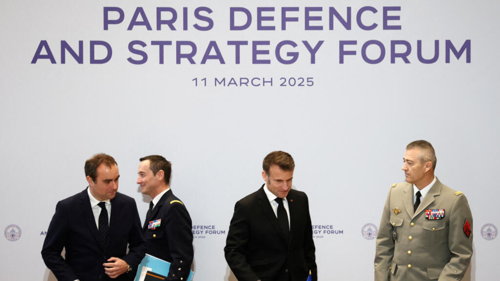 Le président français Emmanuel Macron (C), le ministre français de la Défense Sébastien Lecornu, le chef d'état-major des armées françaises (CEMA) Thierry Burkhard et le chef d'état-major des armées du président de la République (CEMP) Fabien Mandon assistent à une réunion avec les chefs d'état-major des armées de l'Union européenne et de l'OTAN sur le conflit en Ukraine au Musée de la Marine dans le cadre du Forum de défense et de stratégie de Paris à Paris, France, le 11 mars 2025.