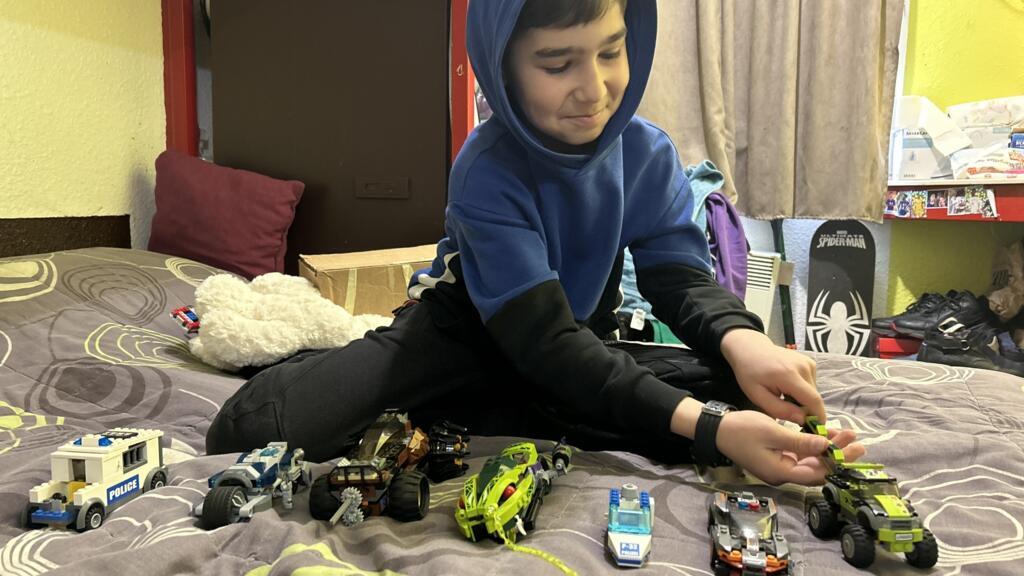 Achot, réfugié ukrainien de 11 ans arrivé en France, à Tourcoing, avec sa famille en mai 2022, joue avec les robots qu'il a fabriqués. Quel rôle jouent les enfants d’immigrés au sein de leurs familles ?