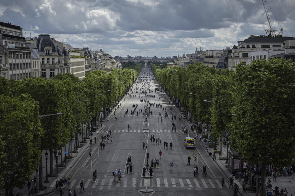Pessoas caminham pela avenida Champs-Elysées, restrita a pedestres em alguns domingos do ano. 26 de maio de 2024