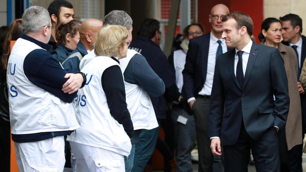 Le président français Emmanuel Macron réagit en partant après une visite au centre d'appel SAMU-SMUR de l'hôpital Necker, axé sur l'épidémie de coronavirus COVID-19, à Paris, France, 10 mars 2020.