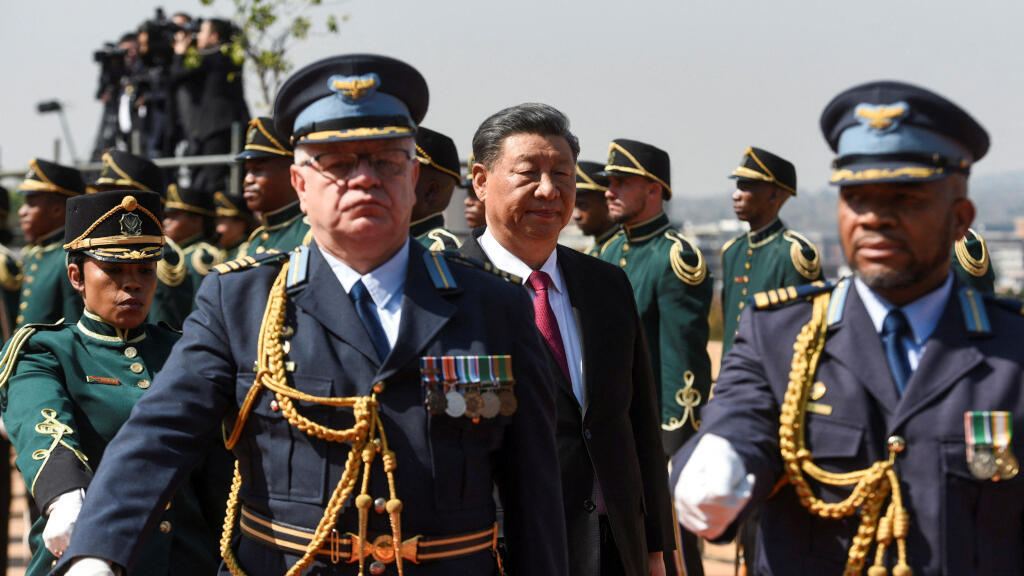 Le président chinois Xi Jinping est accueilli dans les bâtiments de l'Union avant le discours d'ouverture de la réunion des économies émergentes des BRICS, à Pretoria, en Afrique du Sud, le 22 août 2023.