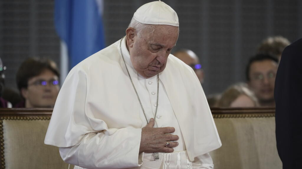 Papa Francisco participa da cerimônia de boas-vindas ao chegar ao Aeroporto Internacional Findel, em Luxemburgo, quinta-feira, 26 de setembro de 2024.