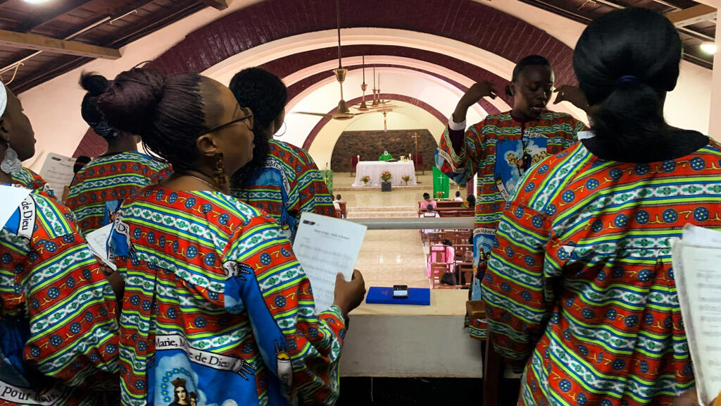 La chorale de l'église Saint Eloi de Lubumbashi en plein service.