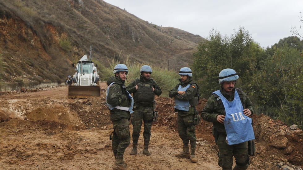 Wanajeshi wa UNIFIL wanajaribu kulinda eneo la Khardali, kusini mwa Lebanoni, Novemba 27, 2024.