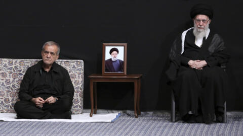 Katika picha hii iliyochapishwa na tovuti rasmi ya Ofisi ya Kiongozi Mkuu wa Iran, Rais Mteule Masoud Pezeshkian, kushoto, ameketi karibu na Kiongozi Mkuu Ayatollah Ali Khamenei wakati wa sherehe pamoja na picha ya Hayati Rais Ebrahim Raisi imewekwa katikati, huko Tehran, Iran, Ijumaa, Julai 12, 2024.