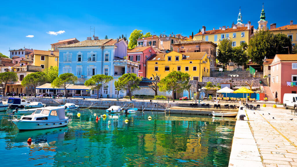 Front de mer méditerranéen du village De Volosko en Croatie.