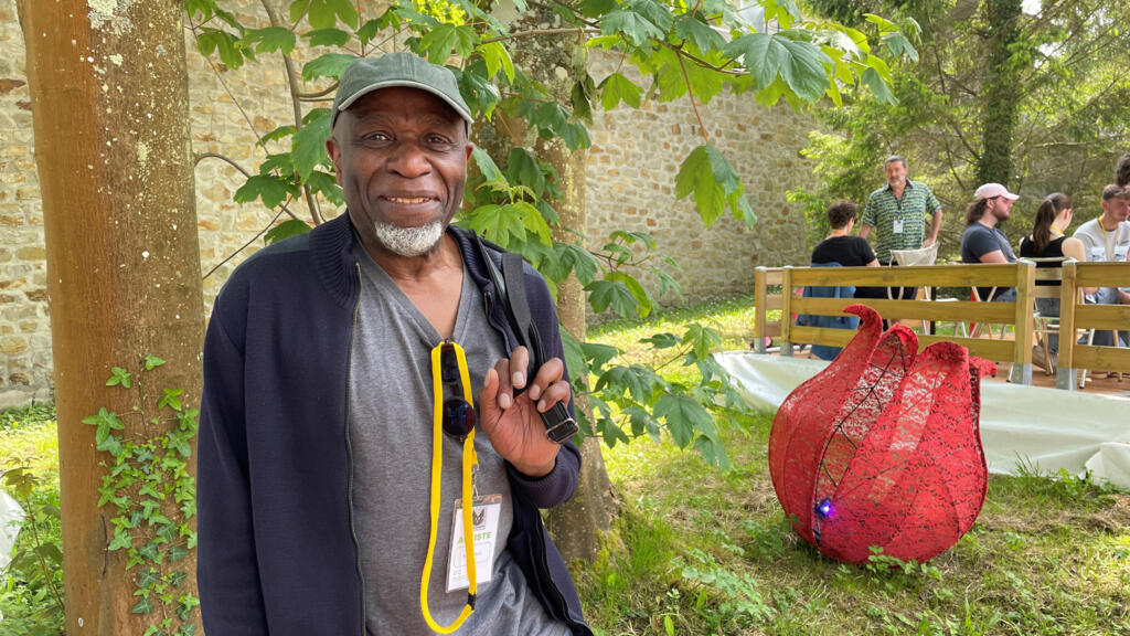 Ray Lema dans les jardins du festival «Jazz sous les Pommiers».