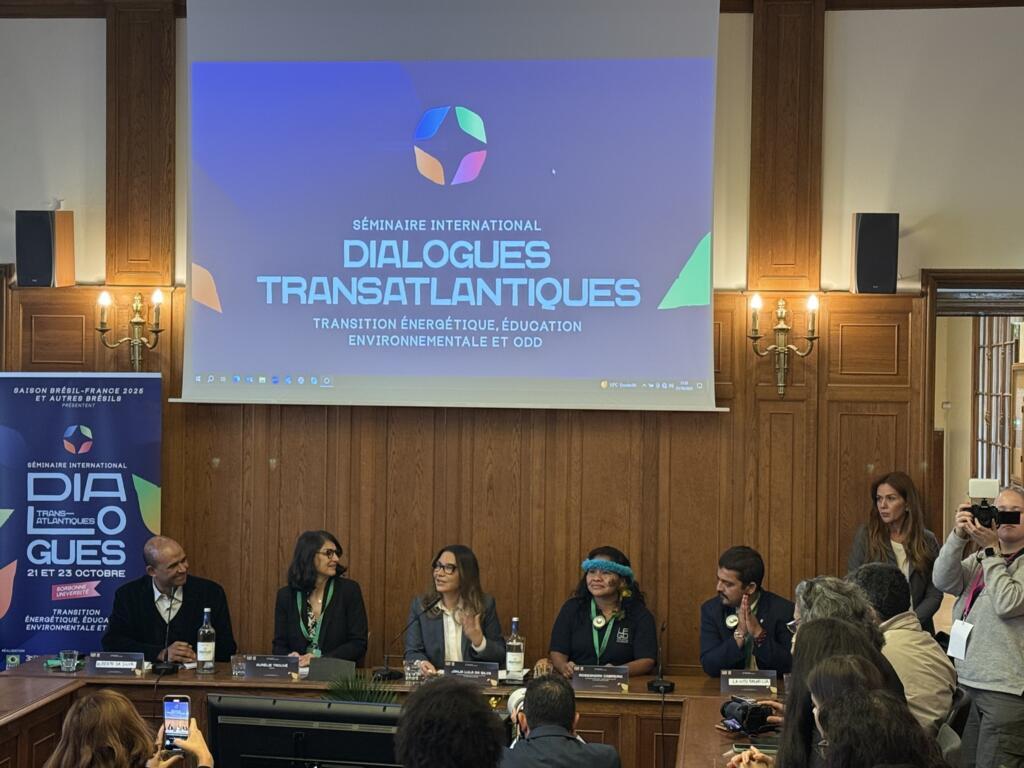 A deputada francesa Aurélie Trouvé (esq), do partido A França Insubmissa, Janja (centro), a doutoranda indígena Rossandra Cabreira (direita) e o secretário-executivo da Presidência da República, Lavito Bacarissa.