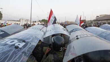 Des forces de sécurité prennent position face à des manifestants irakiens à Bassora, le 1er octobre 2022.