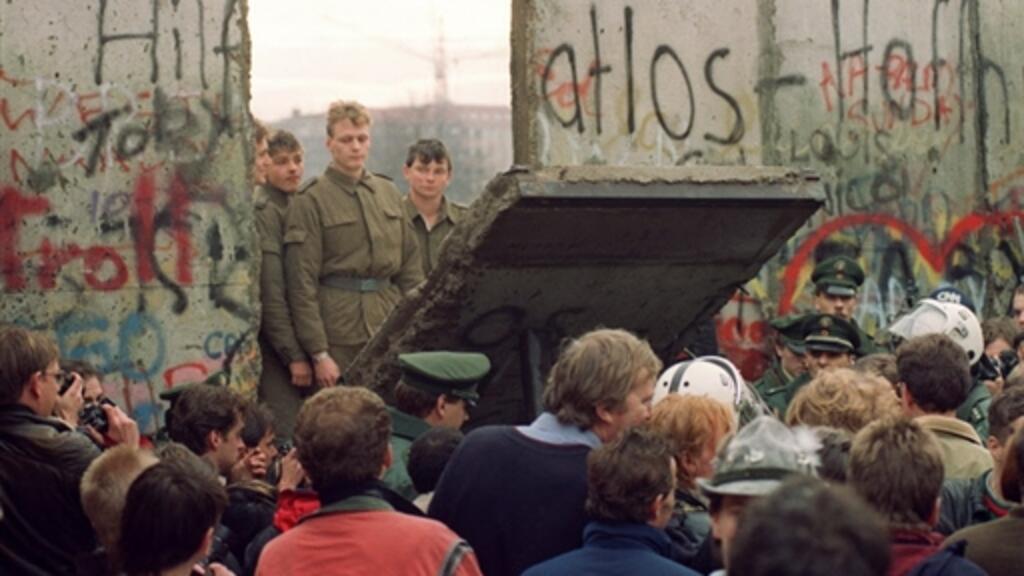 Une ouverture dans le Mur de Berlin à côté de la Porte Brandebourg, le 21 novembre 1989.
