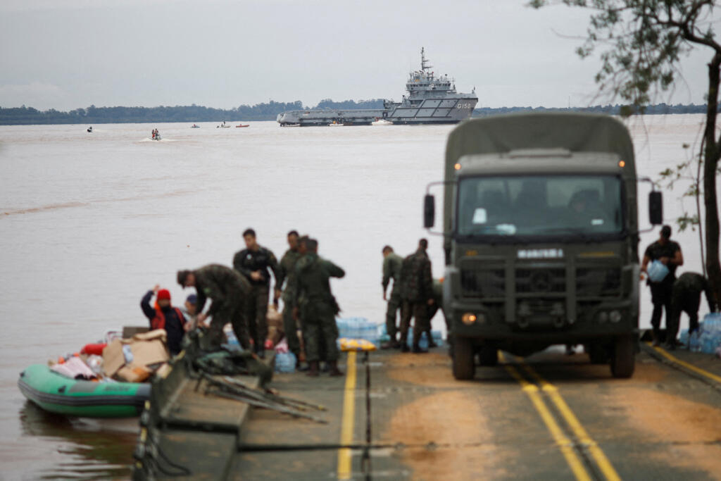 Soldados brasileiros transportam doações de um navio da Marinha no estuário do Guaíba, em Porto Alegre, Rio Grande do Sul, Brasil, 16 de maio de 2024.REUTERS/Adriano Machado
