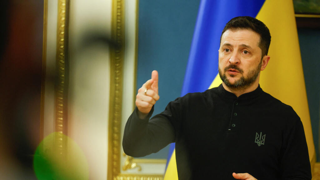 Le président ukrainien Zelensky tient une conférence de presse à Kiev.
