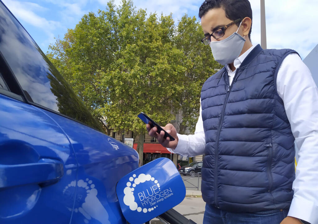 Nabil Amhaouch remplit son taxi d'hydrogène grâce à son téléphone.